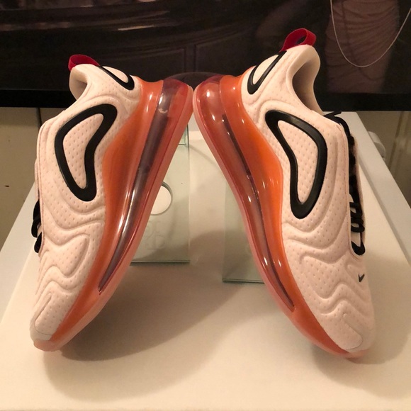 W NIKE AIR MAX 720 - Picture 3 of 8